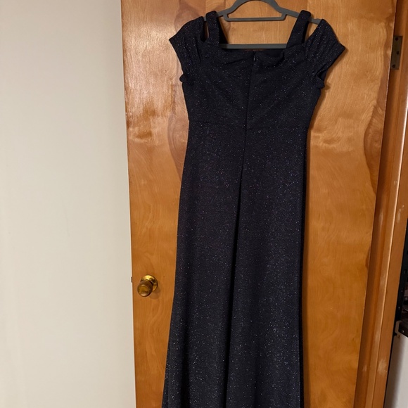 Black Glitter Evening Gown – Off-Shoulder Strap Design - Picture 2 of 3